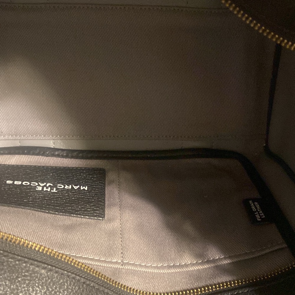 Marc Jacobs Black Tote Bag
Leather
Dust bag 
Purse insert
MEDIUM - Picture 10 of 10